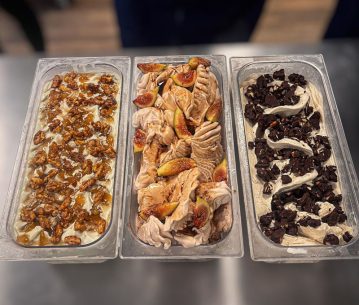 Três bandejas de gelato